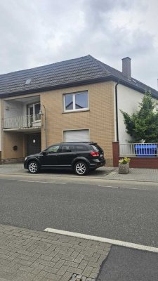 Familienfreundliches Doppelhaushälfte mit Garten, Schwimmpool, Garage, Balkon und großer Terrasse