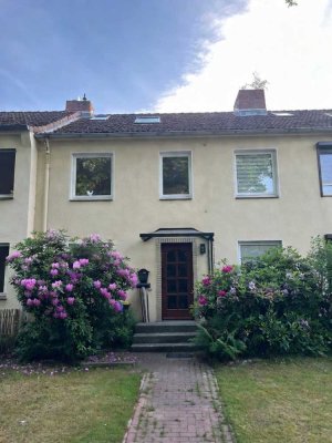 Wohnen mit Charakter: Großzügiges Reihenmittelhaus in Sülldorf