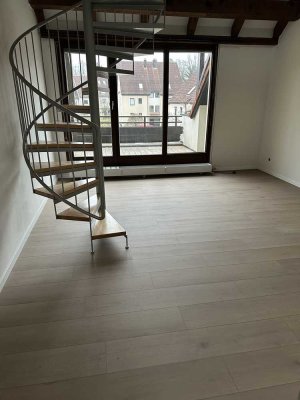 Modernisierte 2-Zimmer-Maisonette-Galerie Wohnung mit Balkon und Einbauküche