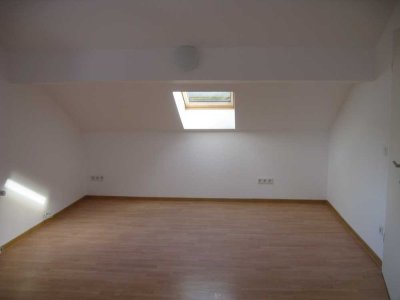 Gemütliche 2-Zimmer Wohnung im Dachgeschoss zu vermieten!