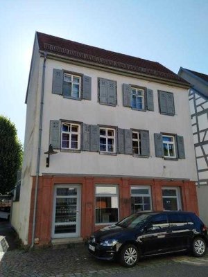 Wohnhaus mit Ladeneinheit in der Stadtmitte