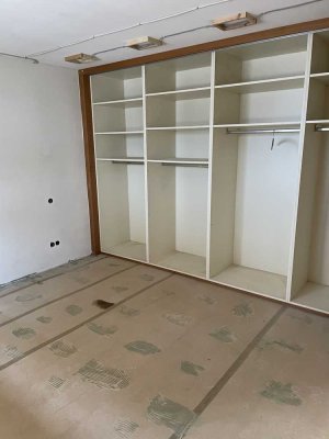 EG Wohnung mit Garage, Kellerabteile, Hauswirtschaftsraum, Garten, teilweise möbliert