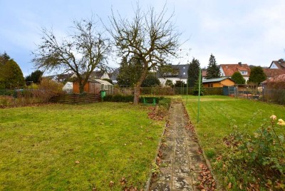 Doppelhaushälfte mit großem Garten und Garage in Lichtenberg!