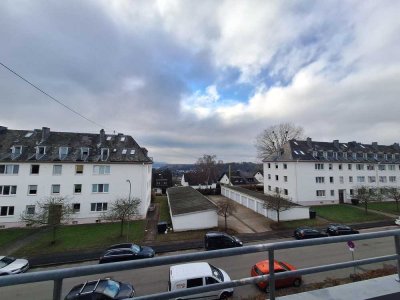 große helle 5 Zimmer Wohnung mit Balkon ab sofort