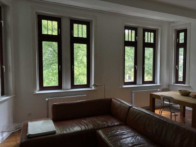 Citynah wohnen mit Stellplatz: Schöne 3,5-Zimmer-Altbauwohnung mit Balkon