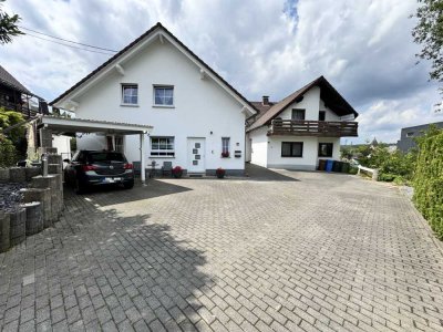 zwei Einfamilienhäuser auf großem Grundstück in zentraler Ortslage