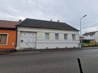 LIEBEVOLLES, SANIERUNGSBEDÜRFTIGES LANDHAUS MIT KLEINEM HOLZSCHUPPEN UND RUHIGEM INNENHOF MIT BESTER INFRASTRUKTUR UND BAHNANBINDUNG