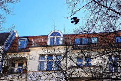 Dach-Wohnung im begehrten Friedenau und zauberhaften Blick über Berlins Dächer!