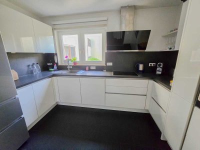 Hochwertig sanierte Wohnung mit schicker EBK, 2 Badezimmern, 3 Schlafzimmern und Garage in Höfingen