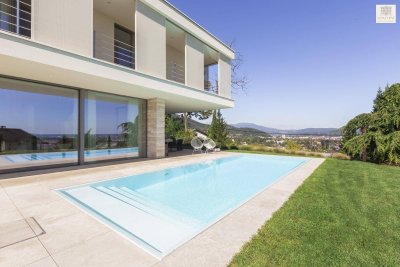WOHNEN AUF HÖCHSTER EBENE - Einzigartiges Anwesen mit Pool und atemberaubendem Panoramablick über die Stadt bis hin zum Schlossberg