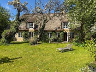 Historisches Reetdachhaus mit Stil und Seele – Liebevoll saniertes Juwel mit Bauerngarten - Nordf...