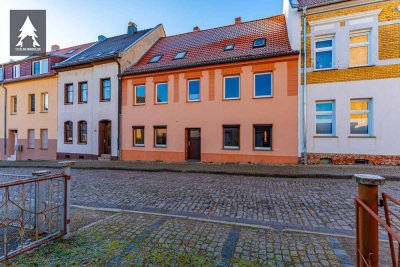 Platz satt in Aschersleben! Mehrfamilienhaus mit Garagen & Garten