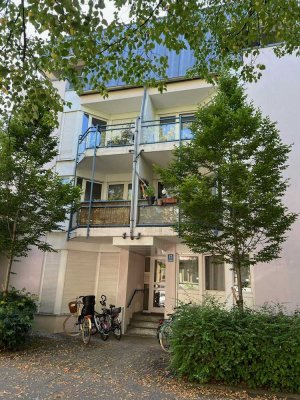 Von Privat: Frei zur Selbstnutzung - Geschmackvolle 3-ZW Wohnung mit zwei Balkonen in Bogenhausen