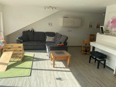 Helle 3-Zimmer-Dachgeschosswohnung mit Balkon und EBK in Saalfeld