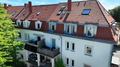 Gemütlicher Altbau direkt am Park. Helle 3-Zi-Whg mit großer Wohnküche & Balkon zum ruhigen Innenhof
