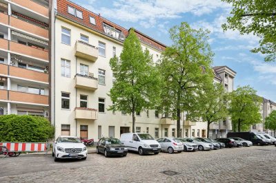 Vermietete 5 Zimmer-Altbauwohnung in ruhiger Lage mit 2 Balkonen und Ost/West-Ausrichtung