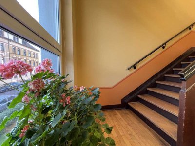 *** 2 Zimmer * Charmanter Dielenboden * Tageslichtbad *Balkon * EG * 15/11/25 ***