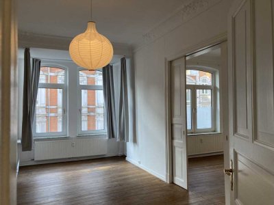 Helle Altbauwohnung 4 Zi und 2 BZ im 2.OG mit 2 Balkonen – 1 Minute zur Fußgängerzone und Förde
