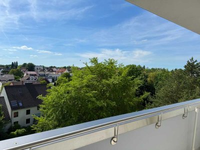 Kernsanierte 2-Zimmer-Wohnung mit Aufzug, PKW-Stellplatz & Blick ins Grüne über die Dächer von BS