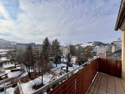 Helle 4-Zimmer-Dachgeschosswohnung mit Terrasse &amp; TG-Platz