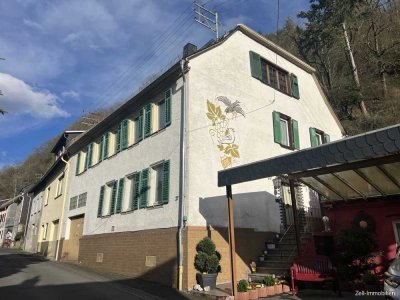 Großzügiges Ein- bis Zweifamilienhaus mit Garage, Carport und Terrasse zu verkaufen