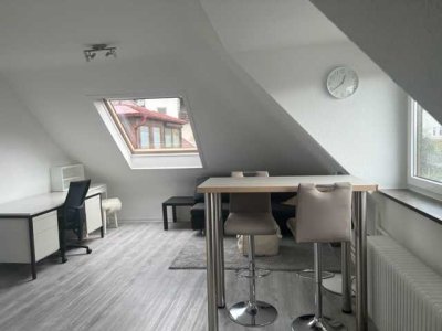 Großzügige helle 1,5-Zimmer - Dachgeschosswohnung ohne Balkon in Stuttgart Gänsheide