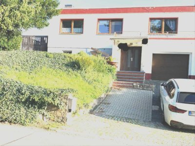 Doppelhaushälfte teilsaniert mit Keller und großem teilbarem Grundstück in Altenburg zu verkaufen