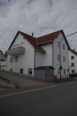 Schöne 3-Zimmer-DG-Wohnung mit EBK in Weisendorf