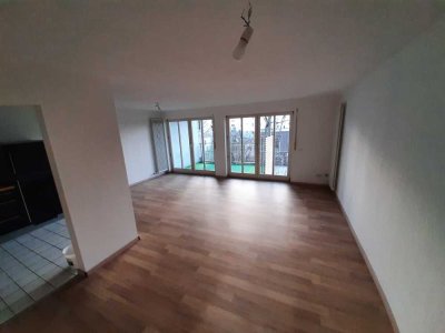 Lichtdurchflutete 2,5 Zimmer Wohnung mit Balkon und Fensterfront
