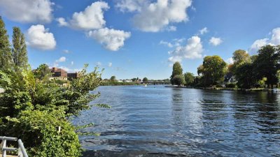 Helles, großes, modernes Loft mit Balkon in Wassernähe
