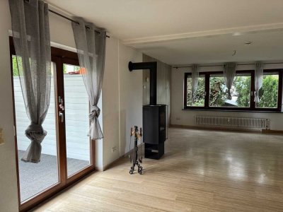 Große 2,5 Zimmer- Erdgeschosswohnung mit schöner Terrasse
