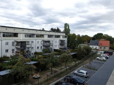Dreizimmer (3.OG) mit Süd-Balkon. Sonntag Einzelbesichtigungen 11.30-13.15 Uhr (nach tel. Absprache)