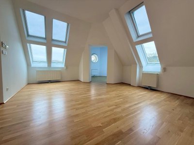 Dachgeschoss-Turm-Wohnung mit 5 Meter Raumhöhe | ca. 2.000 m² Garten zur allgemeinen Nutzung I freie Mietzinsbildung I