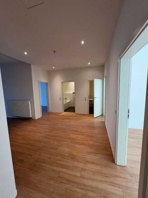 WG geeignete 3 Zimmer-Studentenwohnung inkl. Küche neben dem Rhein-Center! [VAC-21613]