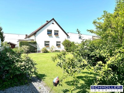 Ein- oder Zweifamilienhaus mit kleinem Pool und großem Garten