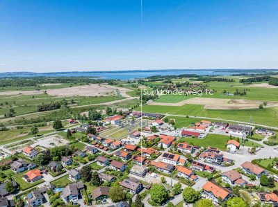 Neubau:
Lichterfüllte Haushälfte mit hochwertiger Ausstattung in Chiemseenähe