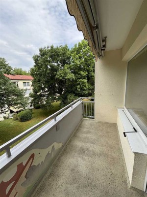 Wohnen mit Blick ins Grüne – Lichtdurchflutete Wohnung mit zwei Balkonen