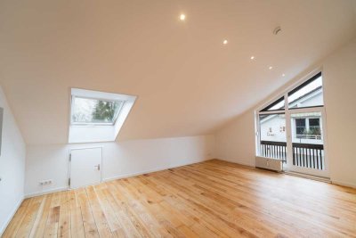 Erstbezug nach Sanierung: Charmante Dachgeschosswohnung mit separatem Hobbyraum