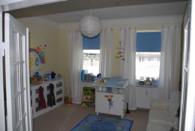 Freundliche und modernisierte 4-Raum-Maisonette-Wohnung mit Balkon und Einbauküche in Elmshorn