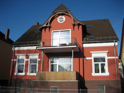 Hübsche und stilvolle Altbauwohnung mit Einbauküche und Balkon