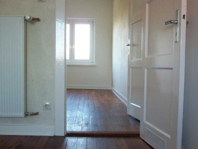 Helle 2-Zi. Wohnung mit Dielen, zentral, gut vermietet, provisionsfrei