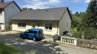 Gepflegtes Ein- bis Zweifamilienhaus in Hanglage mit traumhaftem Ausblick!