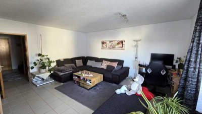 Gut geschnittene, gepflegte und helle 2-Zimmer-Wohnung mit Balkon und Stellplatz in Ortsrandlage!