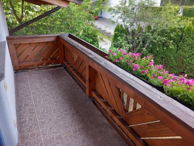 Sonnige, neuwertige 2-Zimmer Dachgeschosswohnung mit Balkon und Stellplatz