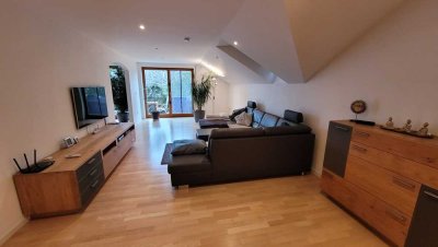 Schöne 4-Zimmer-Dachgeschosswohnung mit EBK und Sauna