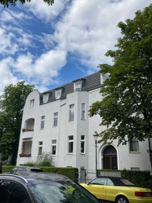 Stilvolle, modernisierte 2-Raum-DG-Wohnung mit EBK in Berlin Charlottenburg