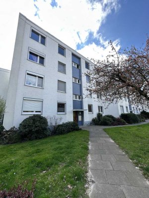 Stilvolle, vollständig renovierte 3-Zimmer-Wohnung mit Balkon und Einbauküche in Bremen
