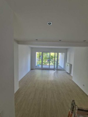Helle geräumige 4 Zimmer Wohnung in bester Lage