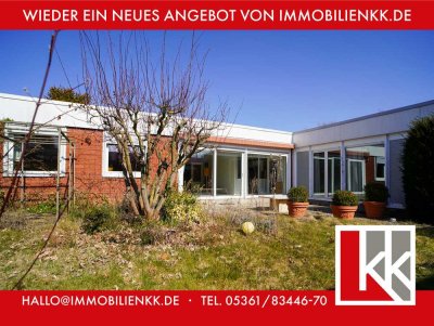 Wohnen mit Privatsphäre – Lichtdurchfluteter Bungalow im Gartenhofstil in Detmerode