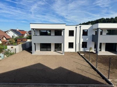 PROVISIONSFREI - Traumhafte Doppelhaushälfte in Pucking: 6 Zimmer, Keller, Garten & 2 Garagen + 3 Außenstellplätze